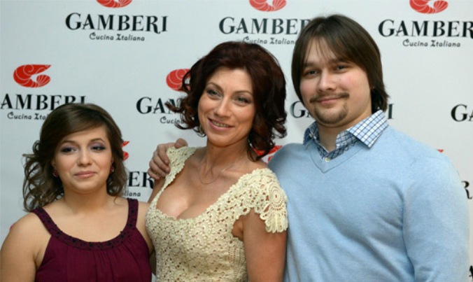 Роза Сябитова с сыном и дочерью