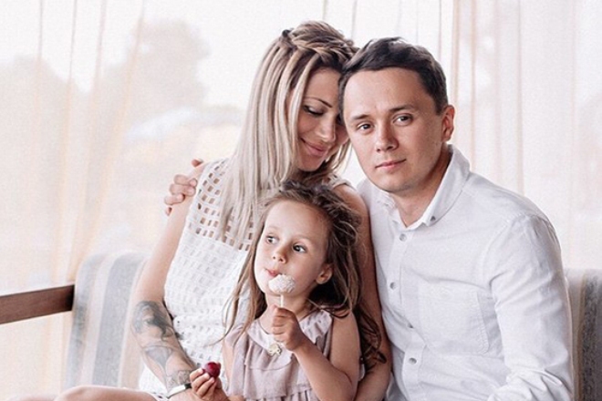Илья Соболев с женой и дочерью