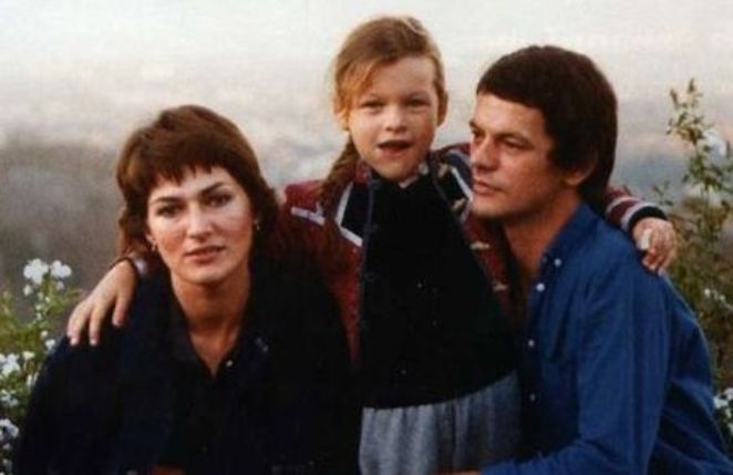 Милла Йовович в детстве с родителями