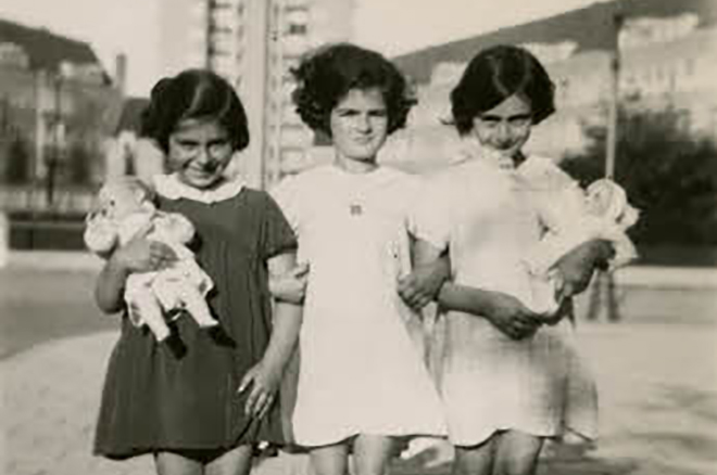 Анна Франк с сестрой и подругой