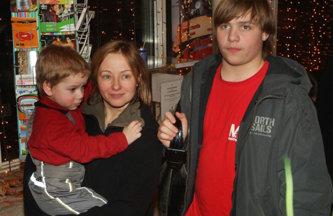 Николай Ефремов с мамой Евгенией Добровольской и младшим братом Яном