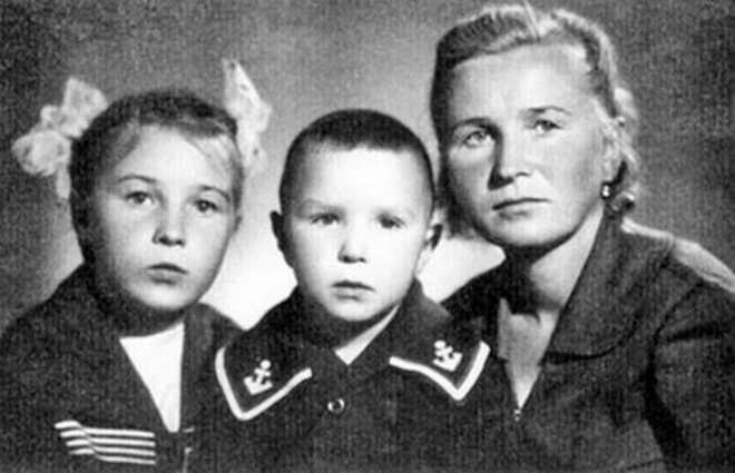 Гарик Сукачёв с мамой и сестрой