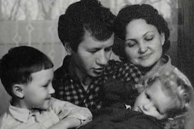 Леонид Быков с женой и детьми