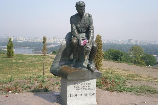 Памятник Леониду Быкову в Киеве