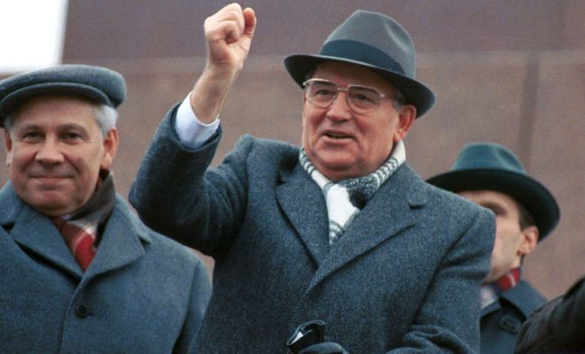 Михаил Горбачев на трибуне Мавзолея, 1990 год