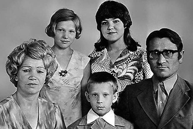 Вадим Колганов в детстве с родителями, сестрой (слева) и маминой ученицей