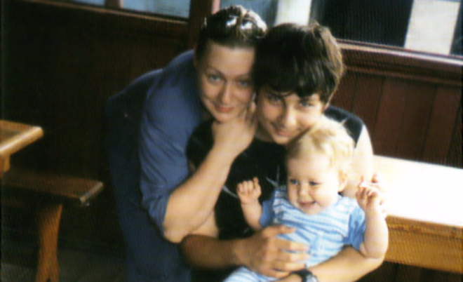 Мария Аронова с сыном и дочкой