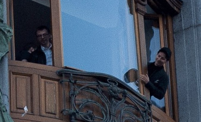 Павел Дуров выбрасывает деньги из окна