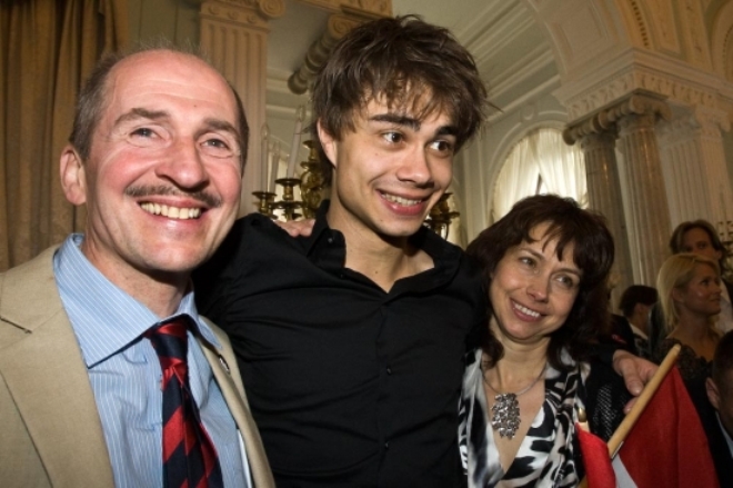 Александр Рыбак с родителями