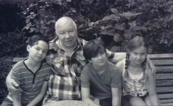Андрей Мартынов с внуками
