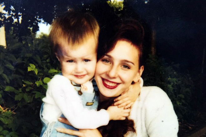 Анастасия Костенко в детстве с мамой