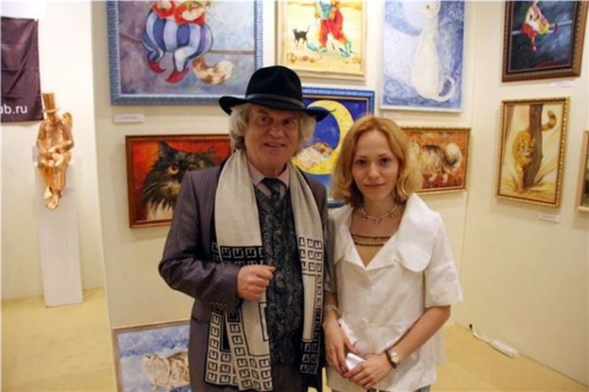 Юрий Куклачев с дочерью и ее картинами