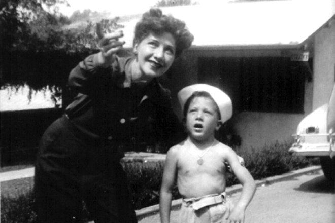 Дастин Хоффман в детстве с мамой