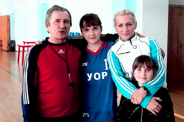 Виктор Вяхирев и три его дочери: Анна, Полина и Ирина