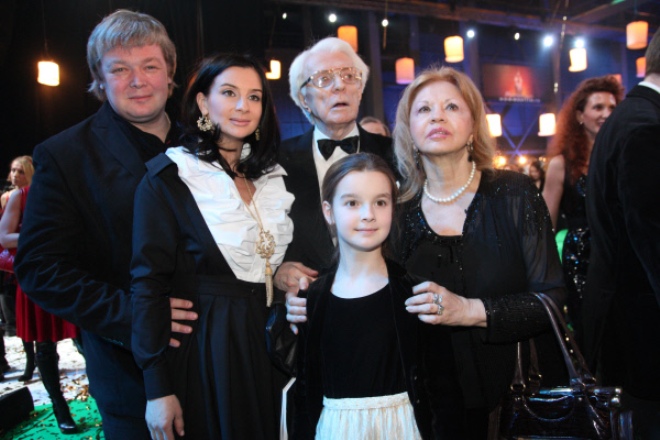 Олег Стриженов с женой, сыном, невесткой и внучкой
