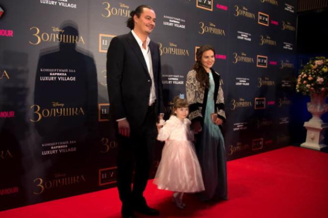 Юлия Александрова с мужем и дочерью