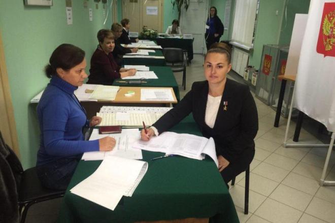Елена Серова на избирательном участке