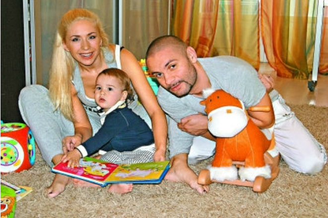 Анастасия Гребенкина с мужем и ребенком