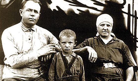 Михаил Горбачев в детстве с дедом и бабушкой