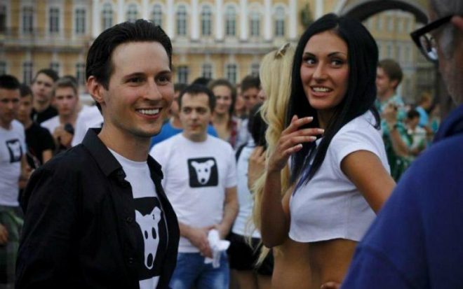 Павел Дуров среди фанатов 
