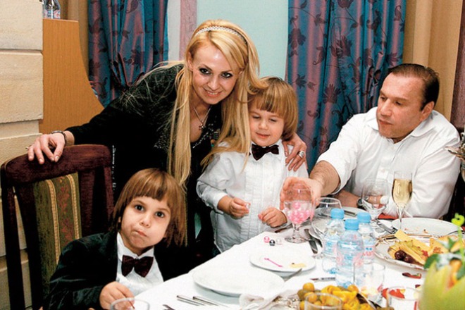 Яна Рудковская и Виктор Батурин с детьми