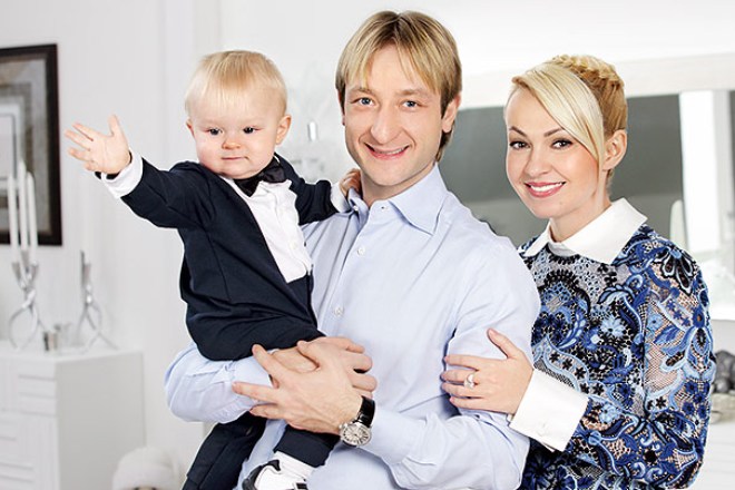 Яна Рудковская и Евгений Плющенко с сыном Сашей
