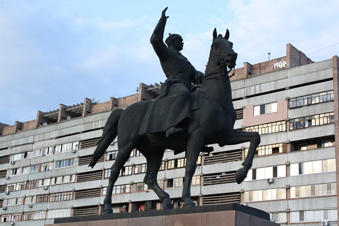 Климент Ворошилов памятник