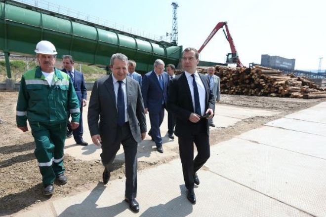 Захар Смушкин и Дмитрий Медведев на открытии нового цеха «ИЛИМа» в Братске