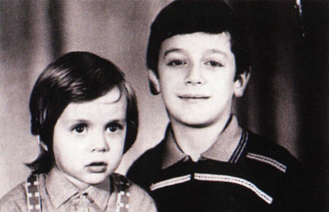 Марк Тишман в детстве (слева) со старшим братом Михаилом