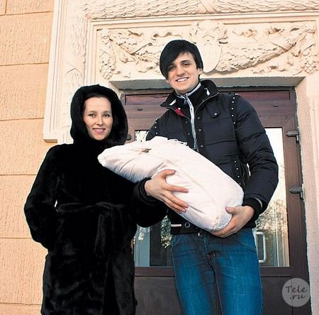 Дмитрий Колдун с женой Викторией и сыном Яном