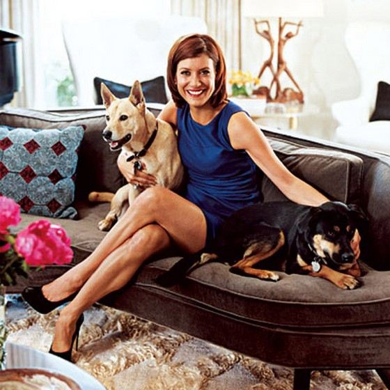 Кейт Уолш дома с любимыми собаками