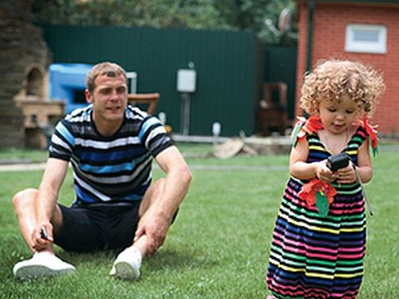 Футболист Роман Адамов с дочкой