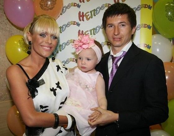 Футболист Евгений Алдонин с первой женой Юлией Началовой и ребенком