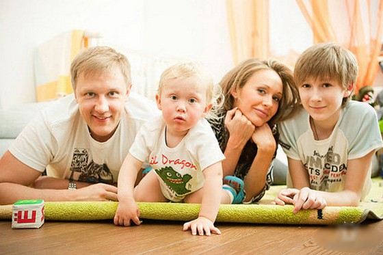 Актер Сергей Горобченко с женой Полиной Невзоровой и детьми