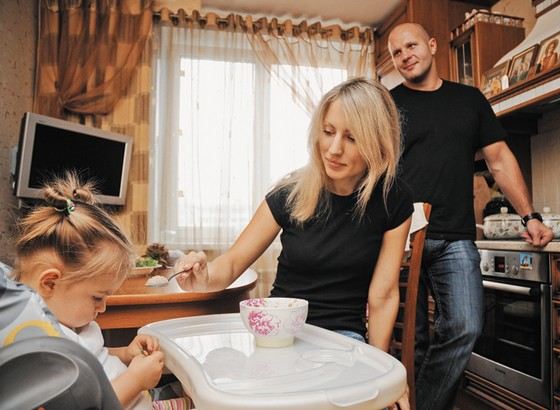 Федор Емельяненко с женой и дочкой