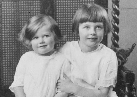 Маргарет Тэтчер в детстве с старшей сестрой