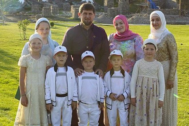 Рамзан Кадыров с женой и детьми
