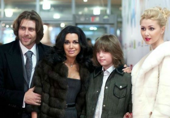 Анастасия с мужем Петром Чернышевым и детьми
