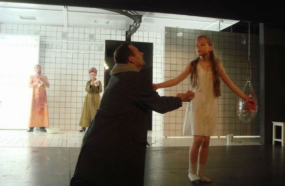 Лиза Арзамасова в спектакле «Человек-подушка»