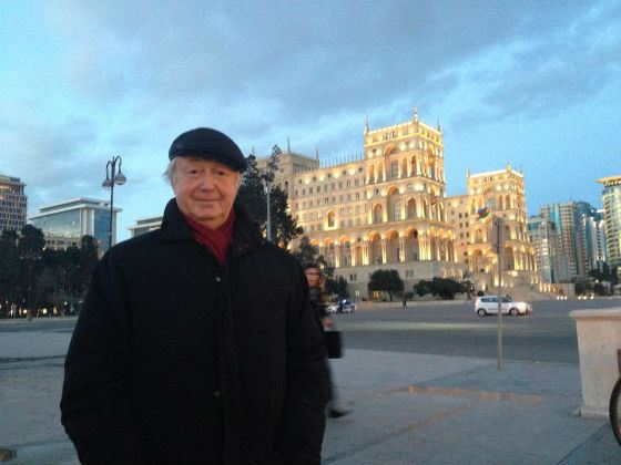 Лион Измайлов гуляет по Баку