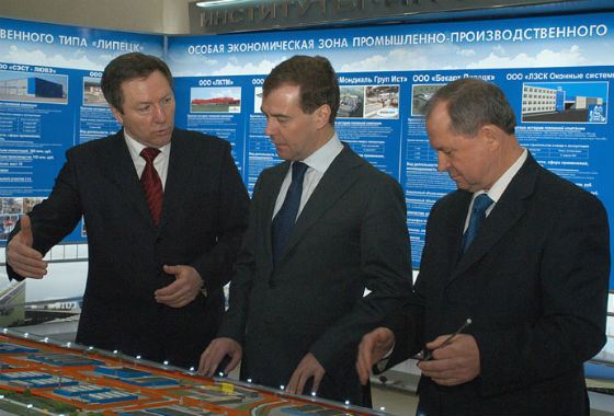 Олег Королев демонстрирует Дмитрию Медведеву экономическую зону «Липецк»