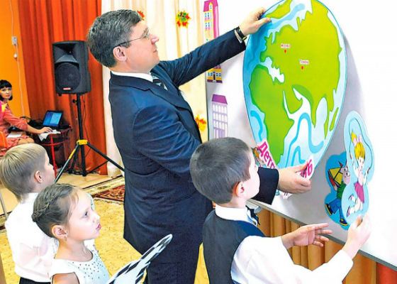 Владимир Якушев с подопечными одного из детских садов Тюмени