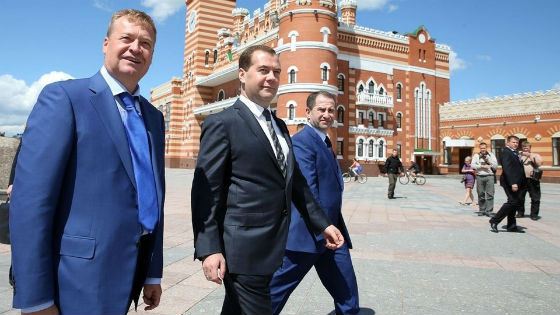 Леонид Маркелов показывает обновленный центр Йошкар-Олы Дмитрию Медведеву