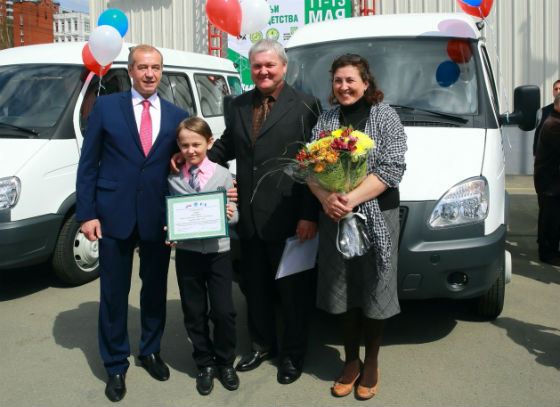 Сергей Левченко подарил многодетным семьям области микроавтобусы
