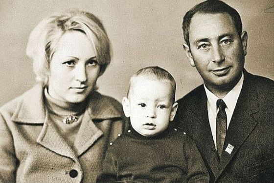 Леонид Слуцкий с родителями