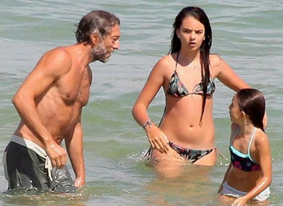 Венсан Кассель и его дочери на пляже в Рио