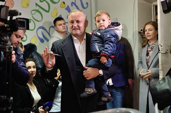 Игорь Додон с сыном на президентских выборах Молдавии (2016)