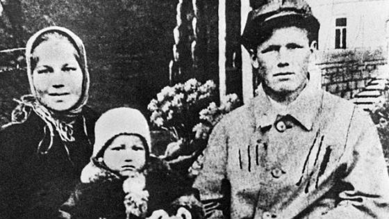 Маленький Борис Ельцин с родителями