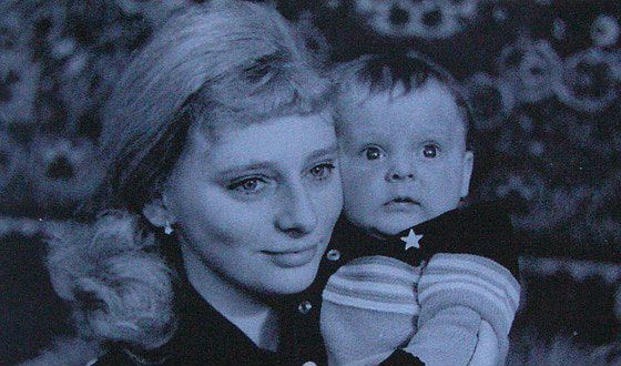 Маленькая Марина Анисина с мамой