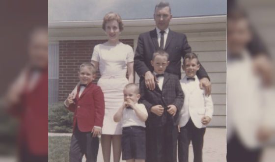 Детское фото Майка Пенса (крайний слева)